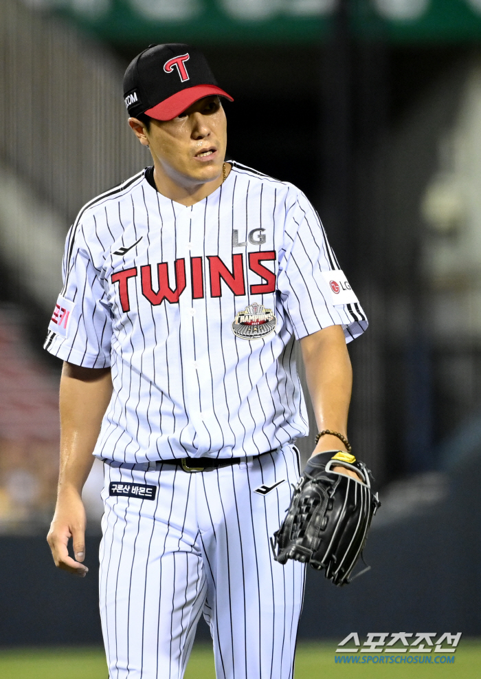 'I caused trouble. I'm throwing hard for the fans.' After the SNS incident, the 39-year-old Pilseung Man, who prevented all crises of ERA 0.84, had only LG fans 