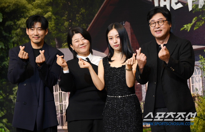 'In a forest where there's no one around'Kim Yun-seok 'How do you feel about returning to your home room after 17 years? Feeling like I'm receiving a love letter'