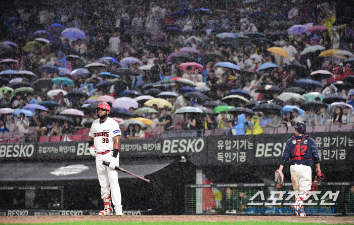 'Wince at Lotte's protest?' 1 point difference  KIA suspension at 1st and 2nd bases with no outs! The head coach of both teams is angry → Fans are confused. 