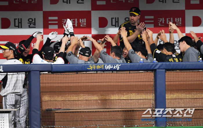 First 30HR-100RBI. 'LG's Lifetime Wish' Real Big guns born. From 'Hyoza Mercenary' to 'Legend'