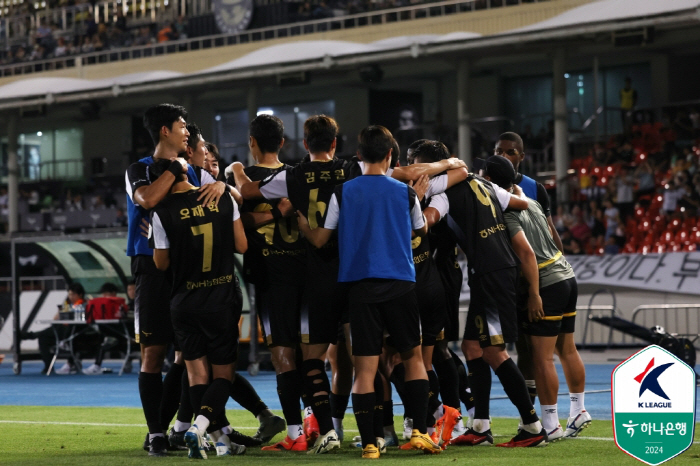  A golden opportunity to break the nine-game winless chain. Seongnam leads Anyang 1-0 in the first half. 37 minutes in the first half, Lee Joong Min diving header