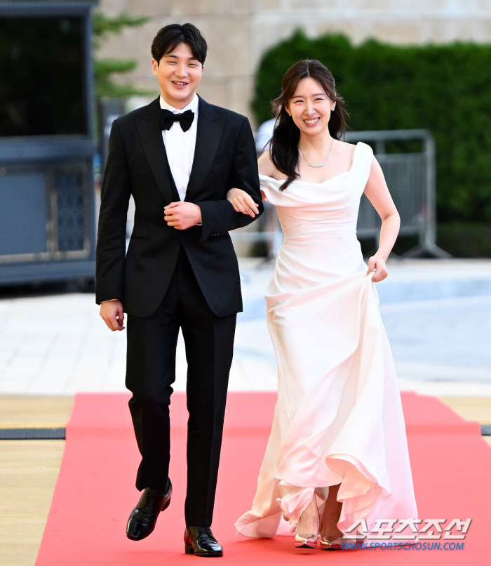  'Dating Siblings'Kim Yunjae ♥ Lee Yoon-ha, surprise wedding announcement