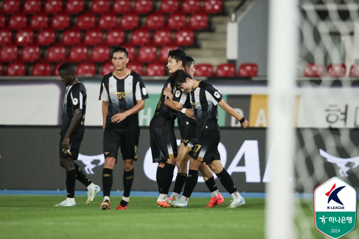  A draw that deserves applause, but disappointing. Seongnam-FC Anyang 90 minutes of blood fight ended 1-1. Both the lowest Seongnam and the leading Anyang were excellent