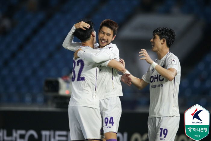  A draw that deserves applause, but disappointing. Seongnam-FC Anyang 90 minutes of blood fight ended 1-1. Both the lowest Seongnam and the leading Anyang were excellent