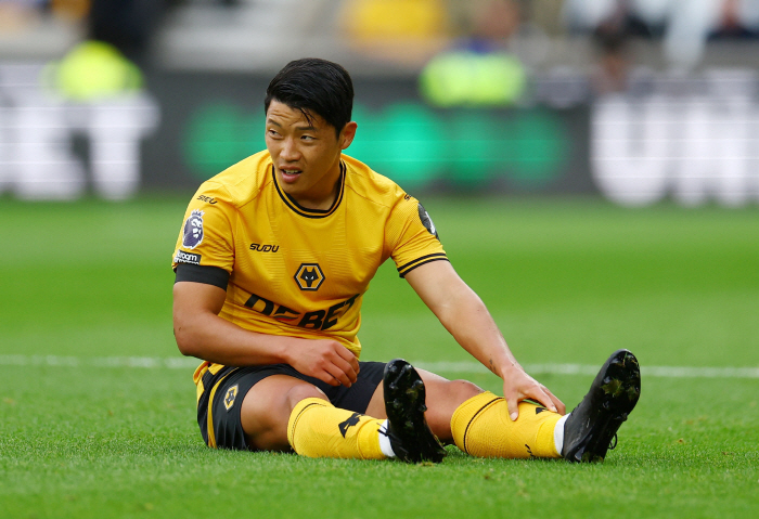  What is 'RMF' to striker Hwang Heechan? Clothes that don't fit!