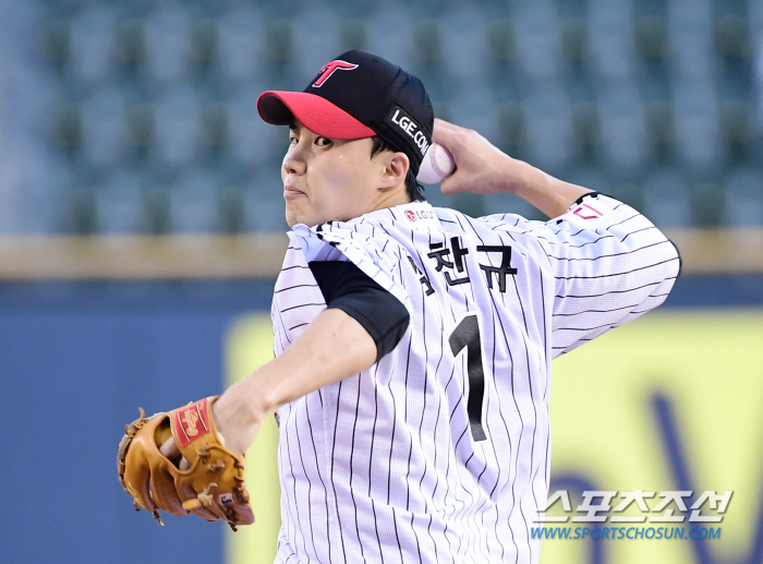 'Finally losing to the killer...' Lim Chan-kyu 6 scoreless innings Hong Chang-ki 3 hits Moon Bo-kyung 2 RBIs LG, 6-1 complete victory. Benjamin and KT's 5th place are at stake after being knocked down by mistakes
