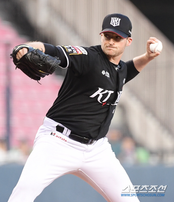 'Finally losing to the killer...' Lim Chan-kyu 6 scoreless innings Hong Chang-ki 3 hits Moon Bo-kyung 2 RBIs LG, 6-1 complete victory. Benjamin and KT's 5th place are at stake after being knocked down by mistakes
