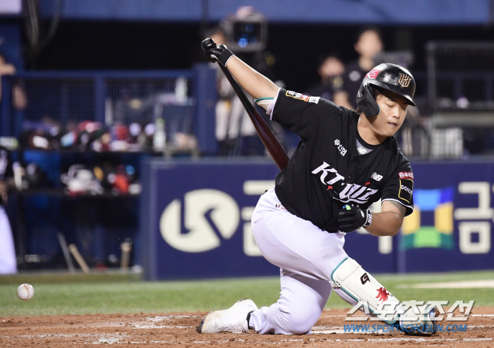 'Finally losing to the killer...' Lim Chan-kyu 6 scoreless innings Hong Chang-ki 3 hits Moon Bo-kyung 2 RBIs LG, 6-1 complete victory. Benjamin and KT's 5th place are at stake after being knocked down by mistakes