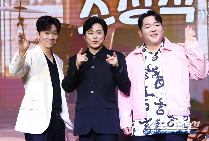  Jung Sang-hoon, CEO of the agency, Cho Jung-seok, a new singer, and Moon Sang-hoon, a promotional staff member