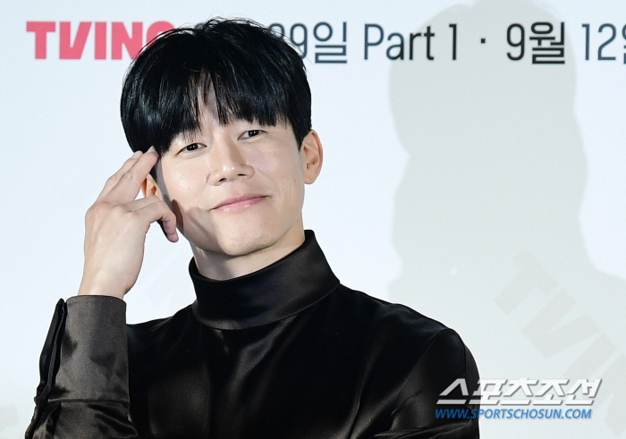  Kim Moo Yeol 'Think Big Pose That Makes Your Head Better'
