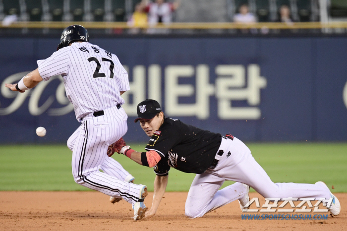 'Is it a reprimand.' Excluding starting pitcher Oh Yoon-seok and Shim Woo-jun from Keystone in the 2nd inning.'Shim Woo-jun looked tired...'