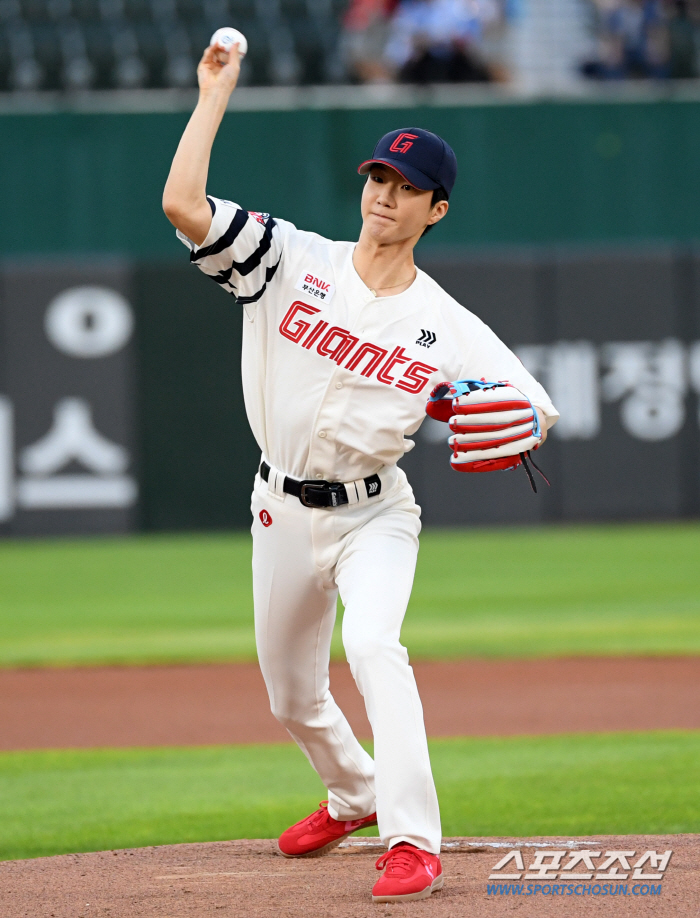  WINNER's Lee Seunghoon 'Powerful Pitching '