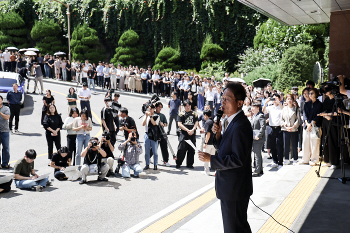 Cho Hee-yeon, superintendent of the Seoul Metropolitan Office of Education, has confirmed the Supreme Court's suspended prison sentence 'Last greetings'