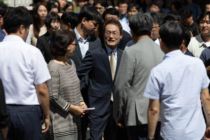 Cho Hee-yeon, superintendent of the Seoul Metropolitan Office of Education, has confirmed the Supreme Court's suspended prison sentence 'Last greetings'