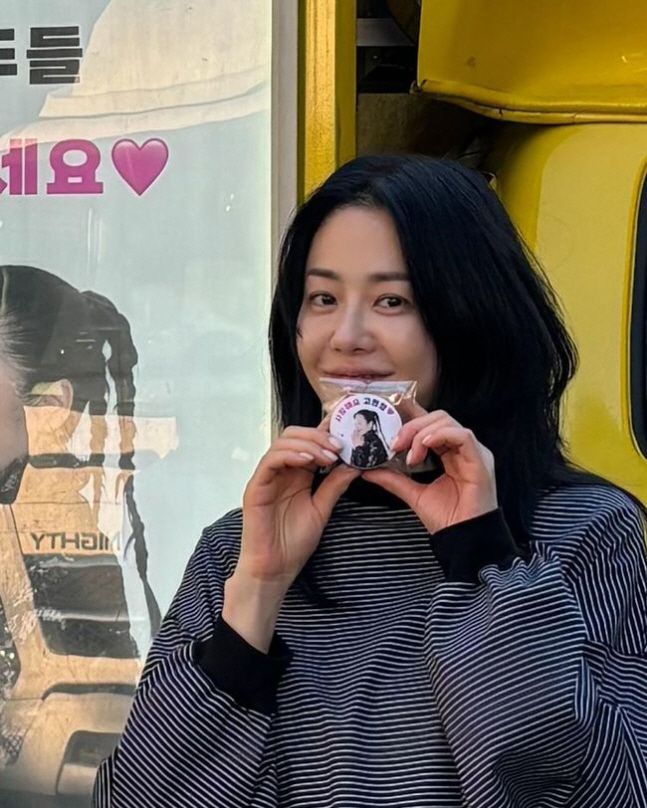 Go Hyun-jung 'Hyunbin, I love you' You must have been touched by the gift, and you're cheering with double eyelids