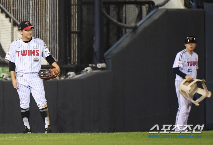 'I told you not to catch me...' A painful catch error by an outfielder in the 10th inning? It turned out to be a sign miss