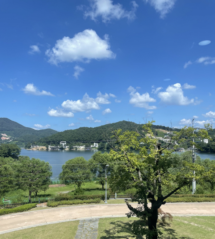 'Lakeview' I almost mistook it for a luxury resort...Looking around at GS Caltex Cheongpyeong Gymnasium, I can't help but play volleyball