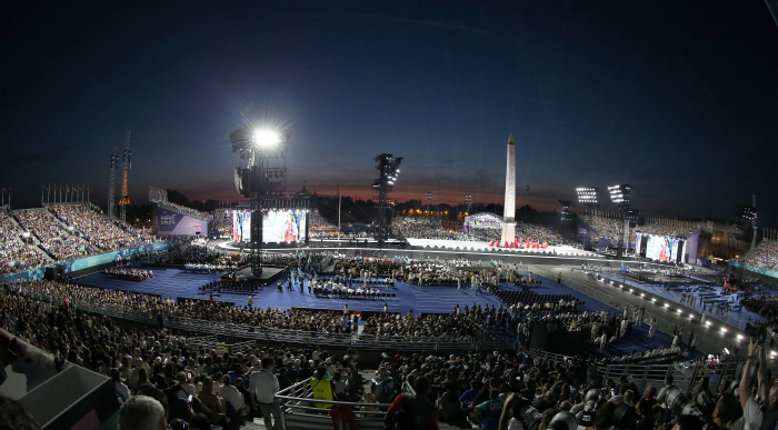 The opening ceremony of the 2024 Paris Paralympics, which expresses the 'completely open competition', marks the 36th entry of the Korean team, led by Choi Yong-beom, dressed as Gonryongpo homage