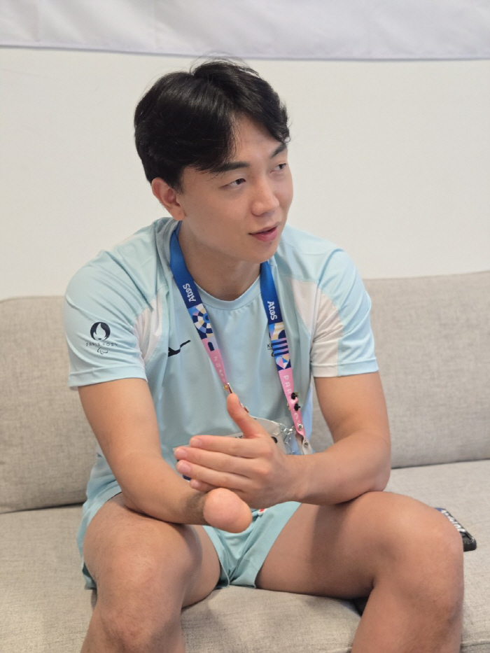  Who is the winner of the first gold medal and surprise medal for the Korean team?