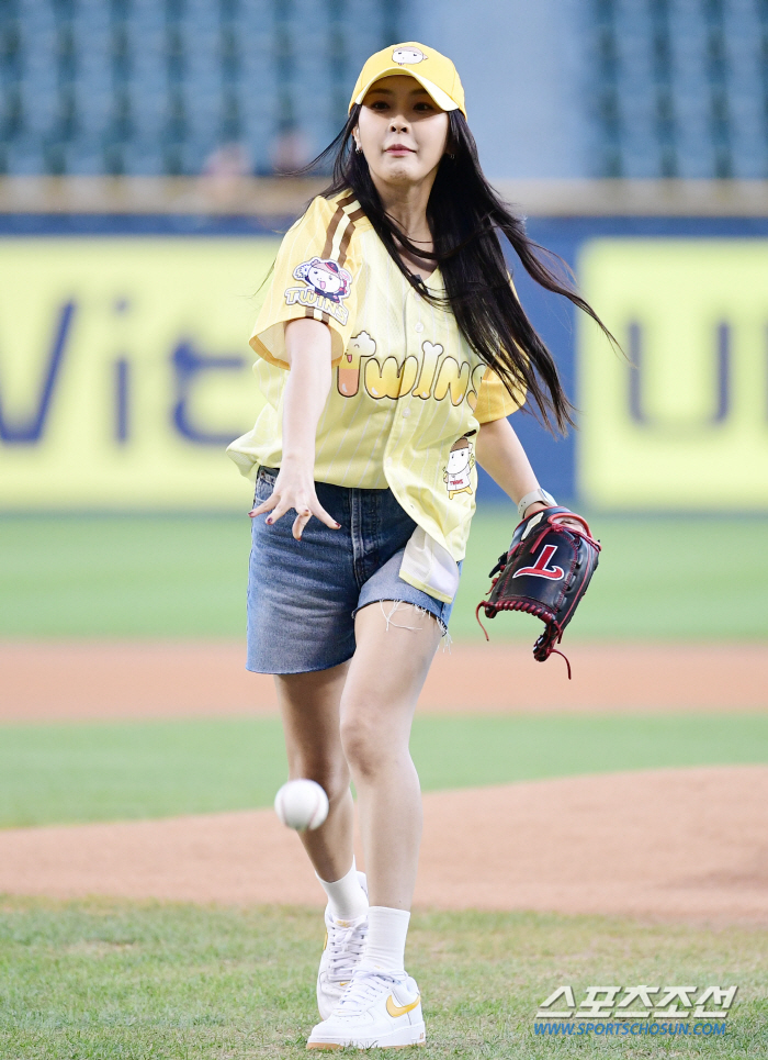  Jung Yu-mi 'Throwing the first pitch right away'