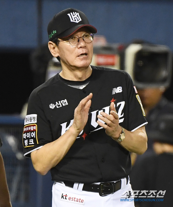 'The starting pitcher is two scoreless innings, so what a substitute.' Quick hook result is... Coach Lee Kang-chul won 11 games in extra time alone 