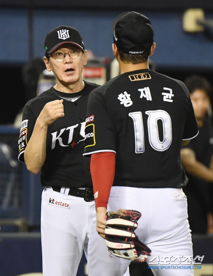 'The starting pitcher is two scoreless innings, so what a substitute.' Quick hook result is... Coach Lee Kang-chul won 11 games in extra time alone 'Starting Joey-hyun played a good role.'