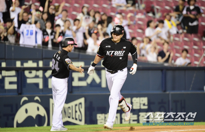 'This is the MVP'3 come-from-behind in the 8th inning → Bambao's home run-like ball jump catch in the 9th inning. KT also came from behind to win 8-7. LG Hernandez's shock upset loss