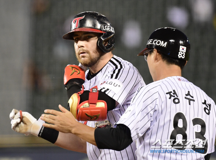 'This is the MVP'3 come-from-behind in the 8th inning → Bambao's home run-like ball jump catch in the 9th inning. KT also came from behind to win 8-7. LG Hernandez's shock upset loss