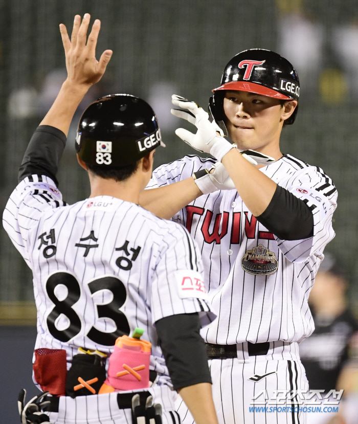 'This is the MVP'3 come-from-behind in the 8th inning → Bambao's home run-like ball jump catch in the 9th inning. KT also came from behind to win 8-7. LG Hernandez's shock upset loss