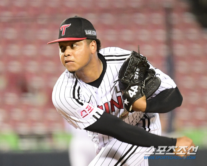 'This is the MVP'3 come-from-behind in the 8th inning → Bambao's home run-like ball jump catch in the 9th inning. KT also came from behind to win 8-7. LG Hernandez's shock upset loss