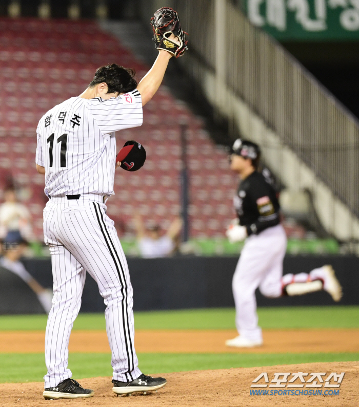 'This is the MVP'3 come-from-behind in the 8th inning → Bambao's home run-like ball jump catch in the 9th inning. KT also came from behind to win 8-7. LG Hernandez's shock upset loss