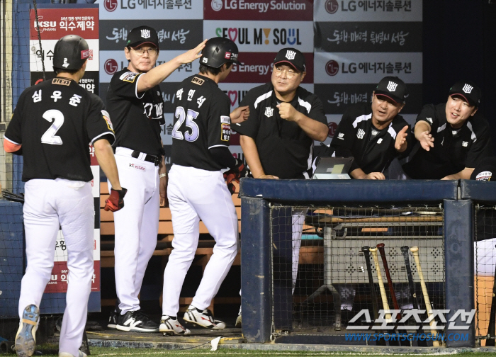 'This is the MVP'3 come-from-behind in the 8th inning → Bambao's home run-like ball jump catch in the 9th inning. KT also came from behind to win 8-7. LG Hernandez's shock upset loss