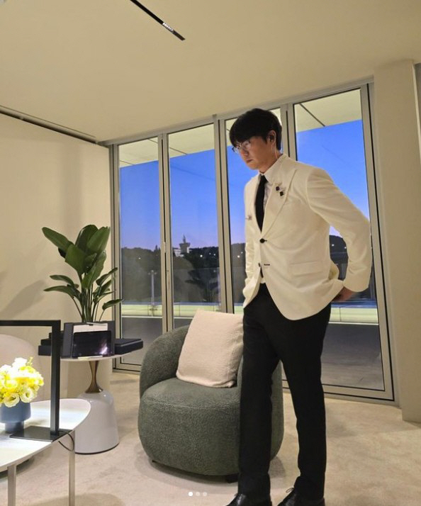 Sung Si-kyung, Diet Successful White Jacket Suit Fit 'Not a Waiter'