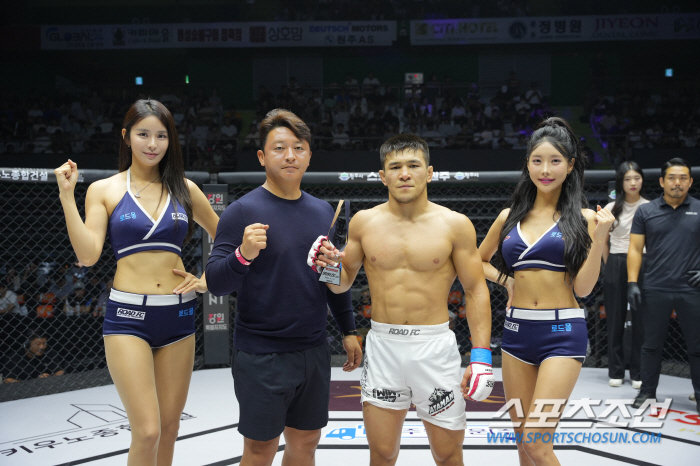 Akiuno General Construction CEO Park Joon-hyuk Awards Trophy to Win Duiseyev 