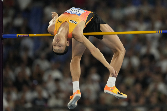 'End of Tears' Woo Sang-hyuk on the wing again toward LA Olympics, winning the Rome Diamond League for the second consecutive time'