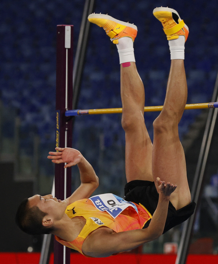 'End of Tears' Woo Sang-hyuk on the wing again toward LA Olympics, winning the Rome Diamond League for the second consecutive time'