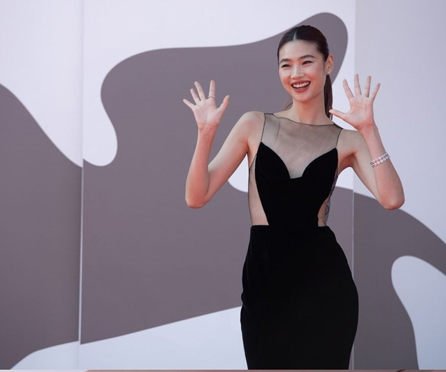 `Five Minutes of Standing Ovation' Jung Ho-yeon's First Hollywood Film 'Somebody Knows'Enters Venice Film Festival