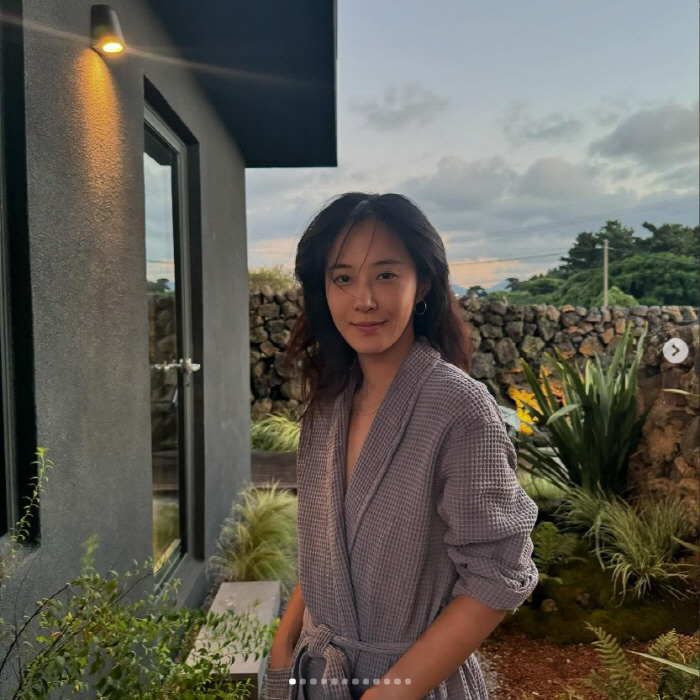 Girls' Generation's Yuri, 'The second Lee Hyo-ri' is done. Relaxed in Jeju Yard