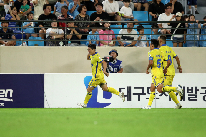 'It came out instinctively.' 'Overhead Kick Wonder Goal' Kim Do-hyuk's Smile Incheon, 2-1 come-from-behind victory over Daegu