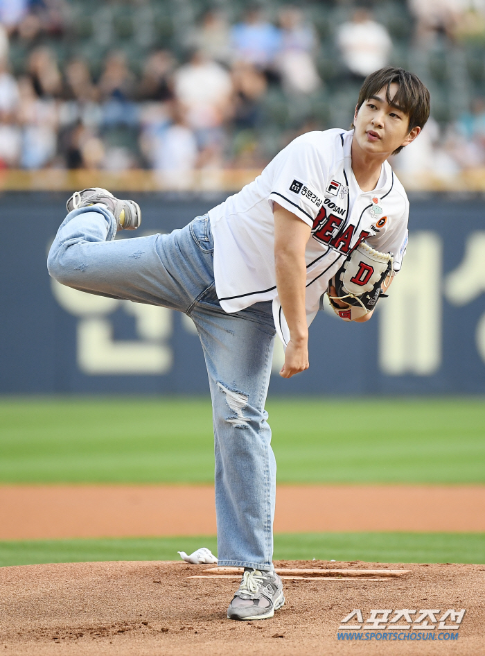  SHINee Onew, Doosan wearing a strong first pitch