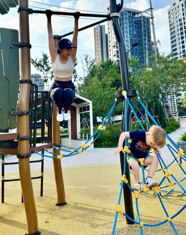 '45-year-old non-married mother' Sayuri shows off her body during childcare with core strength as an ant waist