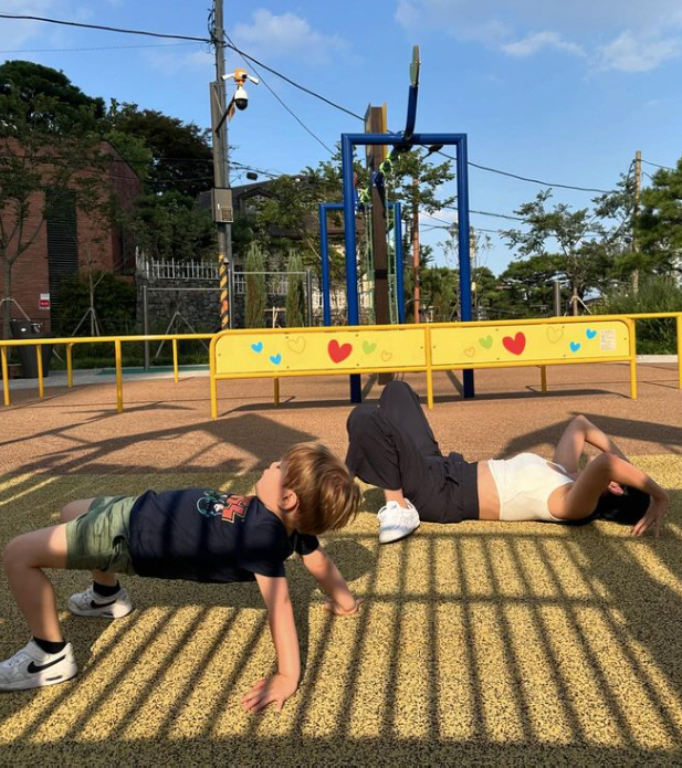 '45-year-old non-married mother' Sayuri shows off her body during childcare with core strength as an ant waist