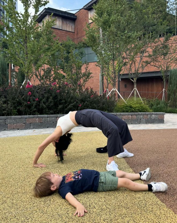 '45-year-old non-married mother' Sayuri shows off her body during childcare with core strength as an ant waist