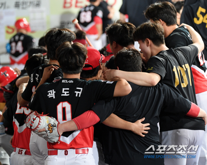 'I'm not jealous of Kim Do-young for today.' Park Chan-ho roared at the leadoff with a strong batting sense...'Three hits, five RBIs, and four runs, including the same store.''