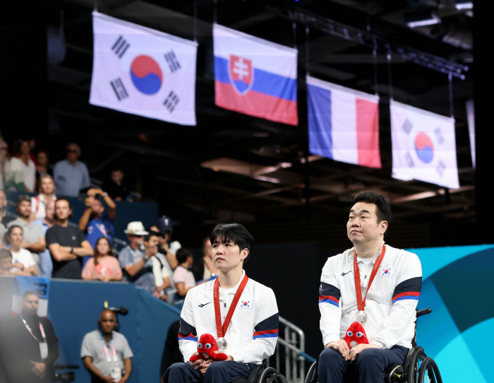 Korean table tennis 'Hidden Card' Jang Young-jin-Park Sung-joo doubles team, silver medal at the first Paralympics. Two Korean flags fluttered on the stage of the award ceremony