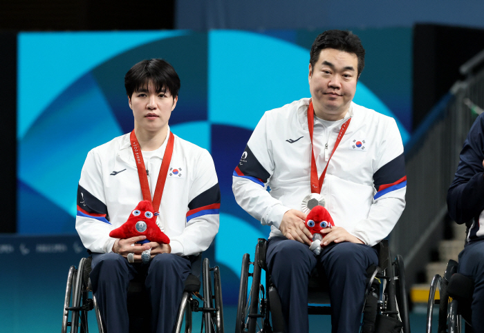 Korean table tennis 'Hidden Card' Jang Young-jin-Park Sung-joo doubles team, silver medal at the first Paralympics. Two Korean flags fluttered on the stage of the award ceremony