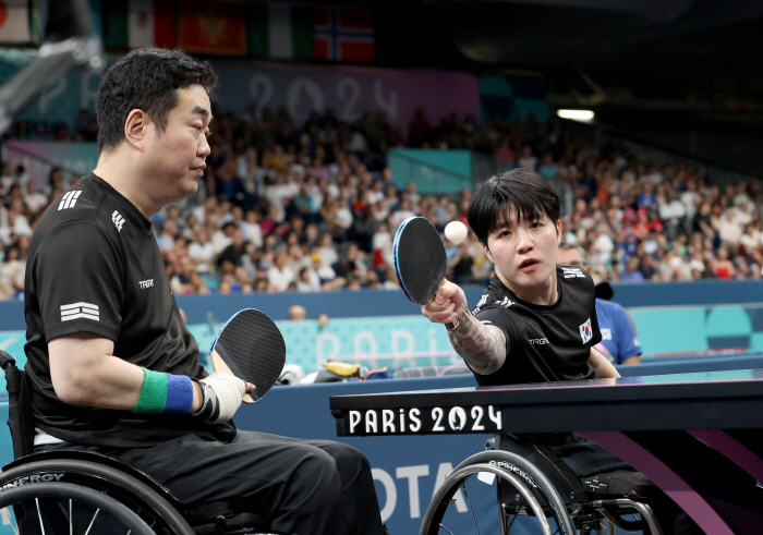 Korean table tennis 'Hidden Card' Jang Young-jin-Park Sung-joo doubles team, silver medal at the first Paralympics. Two Korean flags fluttered on the stage of the award ceremony