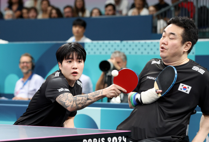 Korean table tennis 'Hidden Card' Jang Young-jin-Park Sung-joo doubles team, silver medal at the first Paralympics. Two Korean flags fluttered on the stage of the award ceremony