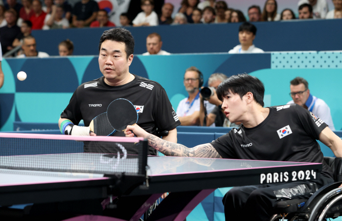 Korean table tennis 'Hidden Card' Jang Young-jin-Park Sung-joo doubles team, silver medal at the first Paralympics. Two Korean flags fluttered on the stage of the award ceremony