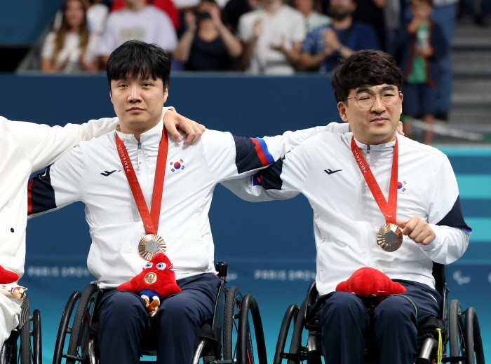Korean table tennis 'Hidden Card' Jang Young-jin-Park Sung-joo doubles team, silver medal at the first Paralympics. Two Korean flags fluttered on the stage of the award ceremony